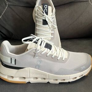 On Running Women's Sneakers in Gray and Cream brand NEW